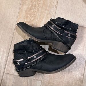 Black chain ankle biker boots - size 10